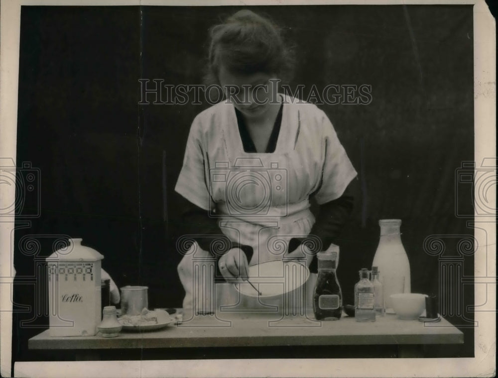 1919 Press Photo Woman Prepares Bottled Pickles Using Copper As An Additive - Historic Images