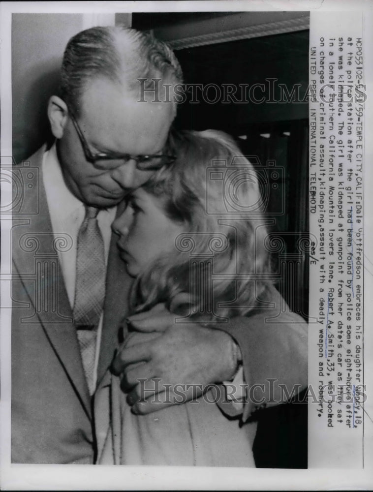 1959 Press Photo Dale Gottfredson Hugging Kidnapped Daughter Nancy At Station - Historic Images
