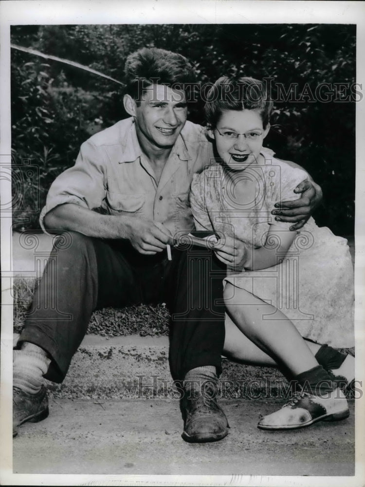 1946 Press Photo Mr. &amp; Mrs. Chester Gilette Sitting On Curb After Finding Home - Historic Images