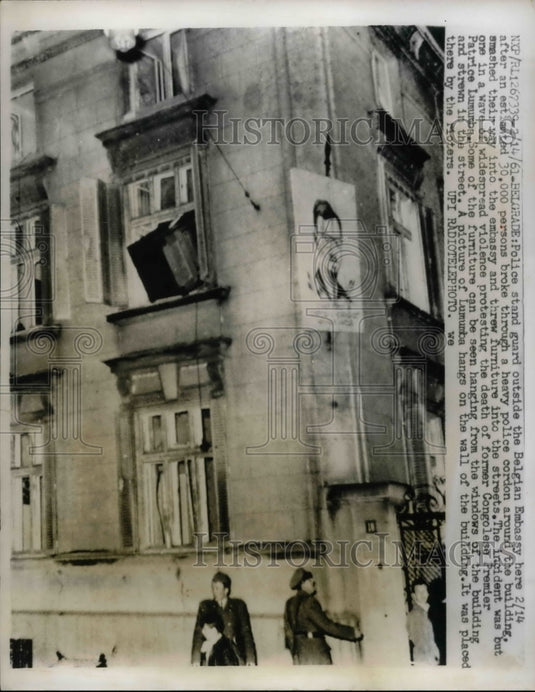 1961 Press Photo Police Stand Guard Outside The Belgian Embassy Building - Historic Images