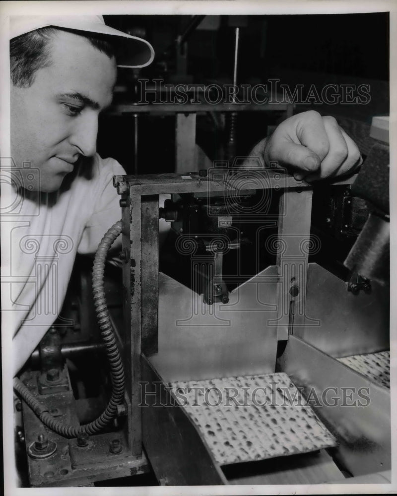 1947 Press Photo Electric eye Counter - nea59808 - Historic Images