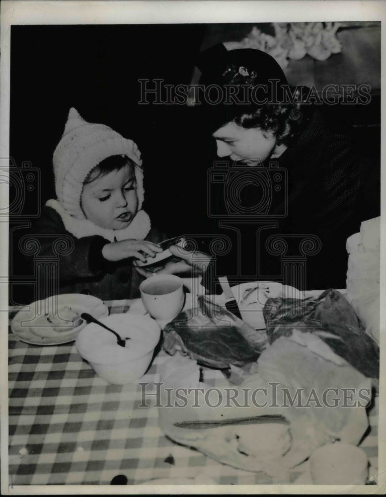 1939 Press Photo British Evacuees Have Visitors by Excursion Trains - Historic Images