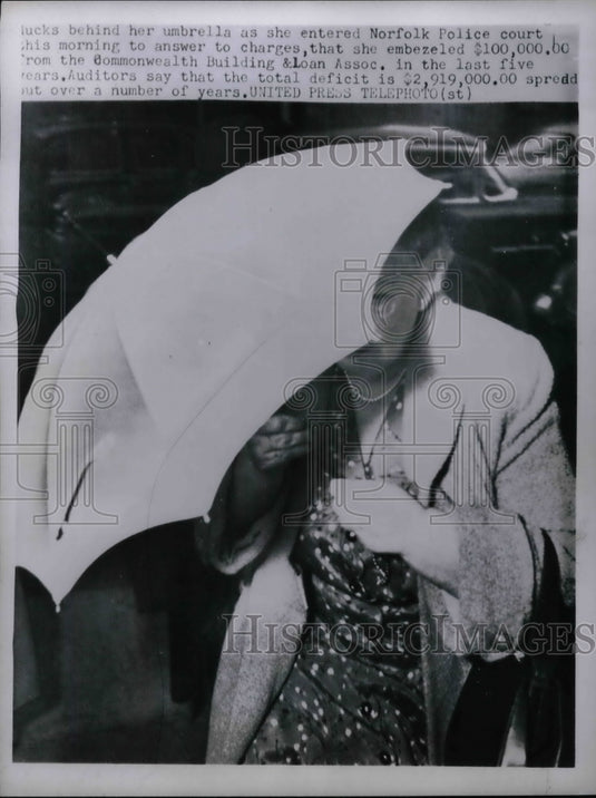 1956 Mimmi Mangrum enters Norfolk Police Court to answer charges - Historic Images