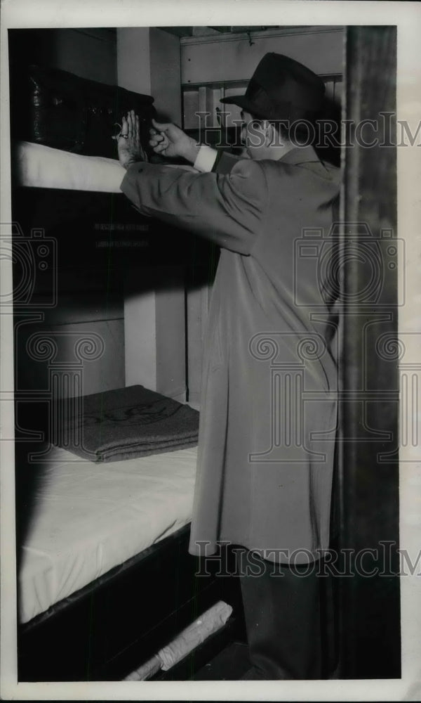 1944 Press Photo National Metals Congress Member Unpacks In Ship Bunk Room - Historic Images