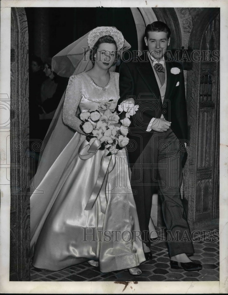 1942 Press Photo Mr. and Mrs. Hubert Potter Earle on wedding day, Bryn Mawr, PA - Historic Images