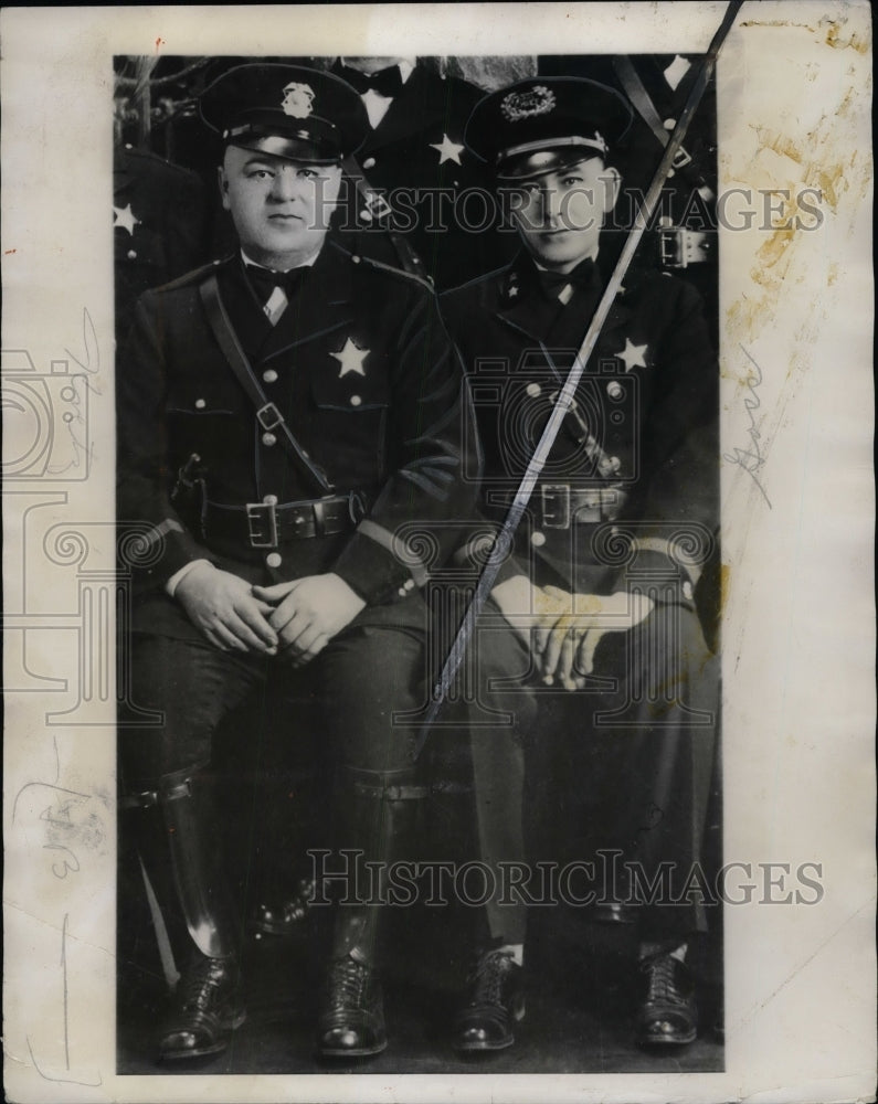 1932 Press Photo Assistant Chief of Police Clarence Goss, Patrolman George Knetz - Historic Images