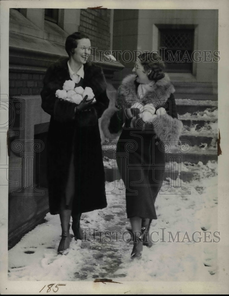 1934 Press Photo Marjorie Hamilton, Lucille Curtis, Junior Prom - Historic Images