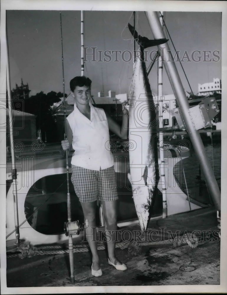 1959 Press Photo Mrs. Jean Morris With 52 And A Half Pound Wahoo Fish In Bermuda - Historic Images