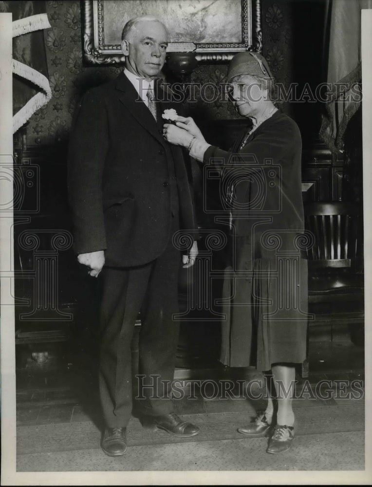 1929 Press Photo Mrs. Thomas Spence of American War Mothers Pins Carnation - Historic Images