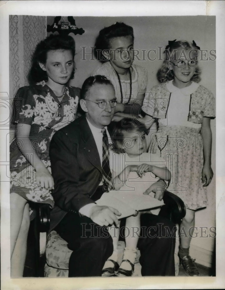 1943 Press Photo Carl J. Jacobson, children Margaret, Jeanne, Ann, Lois - Historic Images