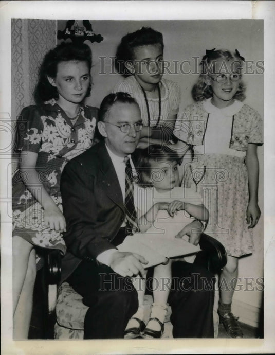 1943 Press Photo Carl J. Jacobson, children Margaret, Jeanne, Ann, Lois - Historic Images