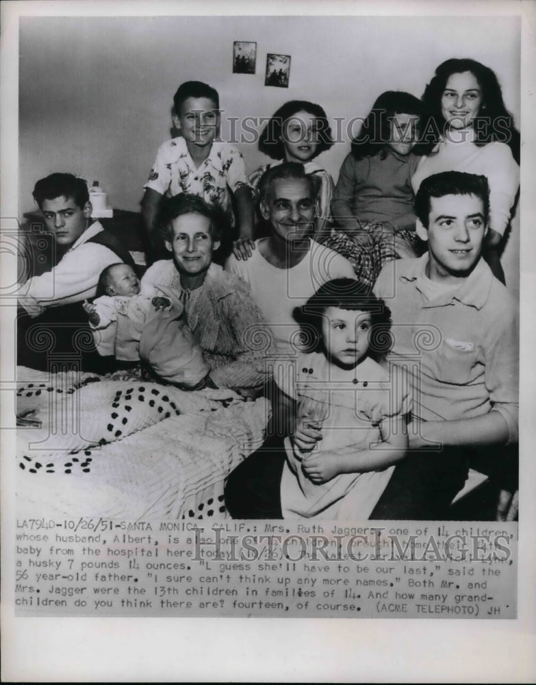 1951 Mrs Ruth Jaggers and 14 Children with Husband Albert - Historic Images
