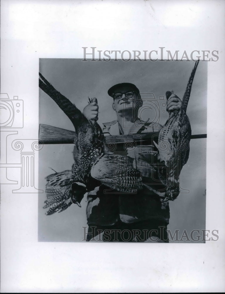 1962 Press Photo Elmer Quell and his birds - nea60137-Historic Images