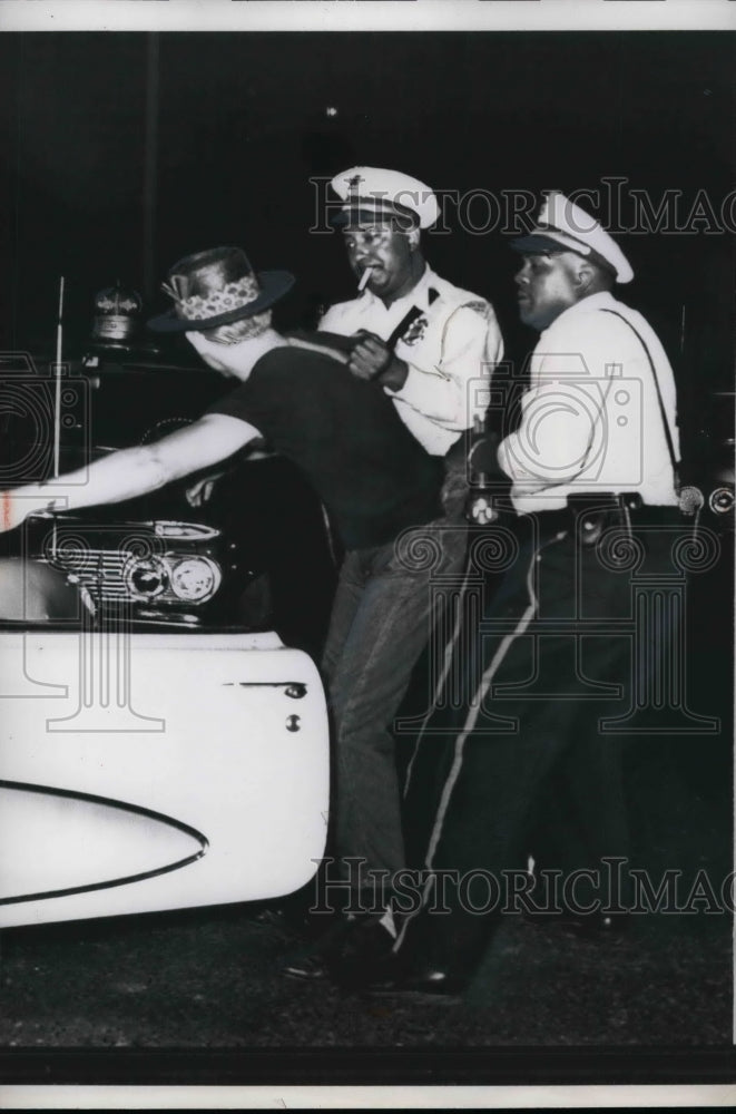 1961 Press Photo Unidentified Student Dragged From Car By Police Officers - Historic Images