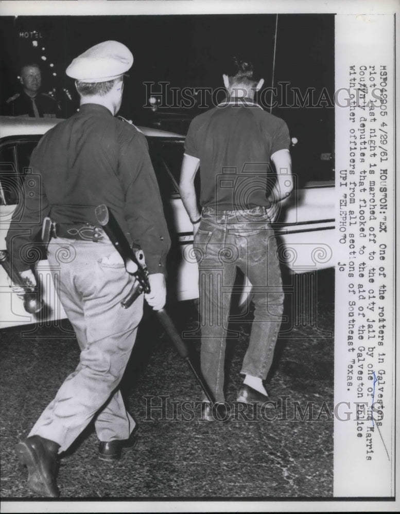 1961 Press Photo Rioter In Galvestens Riot Marched Off By Police Officer - Historic Images