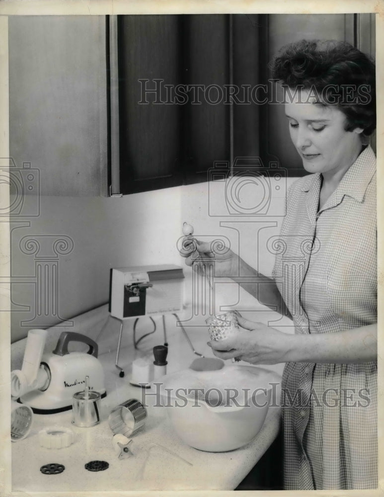 1961 Press Photo Modern Appliances Cooking - nea60224-Historic Images