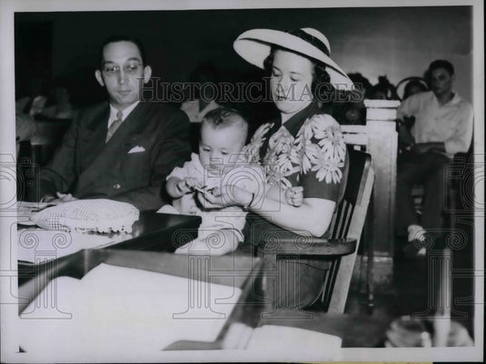 1944 Press Photo Ralph Teal Family in Eviction Suit - Historic Images