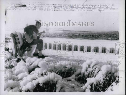 1962 Press Photo Michael Wiener of Brooklyn, broke out his guitar for serenade - Historic Images
