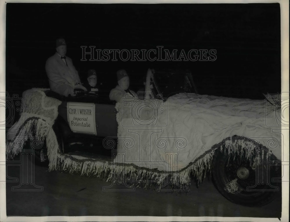 1936 Press Photo Judge Clyde Webster Seated Arriving During Illuminated Parade - Historic Images