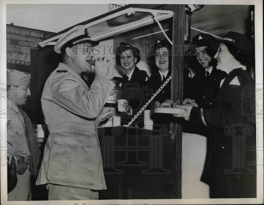 1943 navy Lt. Paul Bridwell Mrs. Irene Kennedy Richard Valente - Historic Images