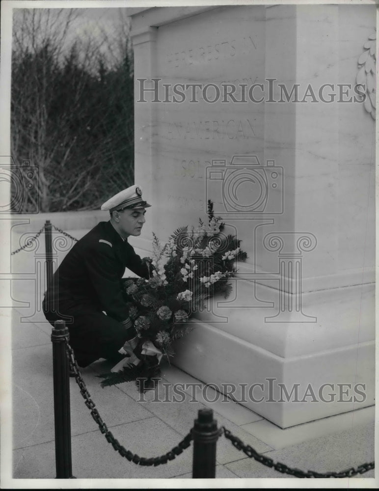 1942 Press Photo Admiral Philippe Aubyneay showing respect at the Tomb of the - Historic Images