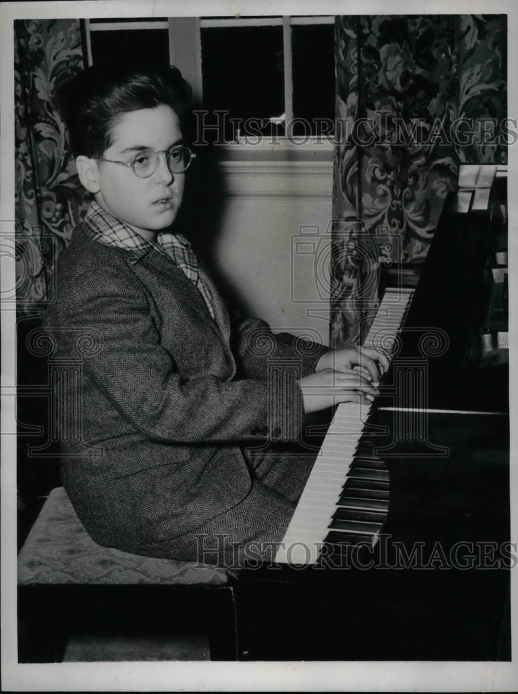 1944 Press Photo Merrill Kenneth Wolf Sophmore Yale University - nea60441 - Historic Images