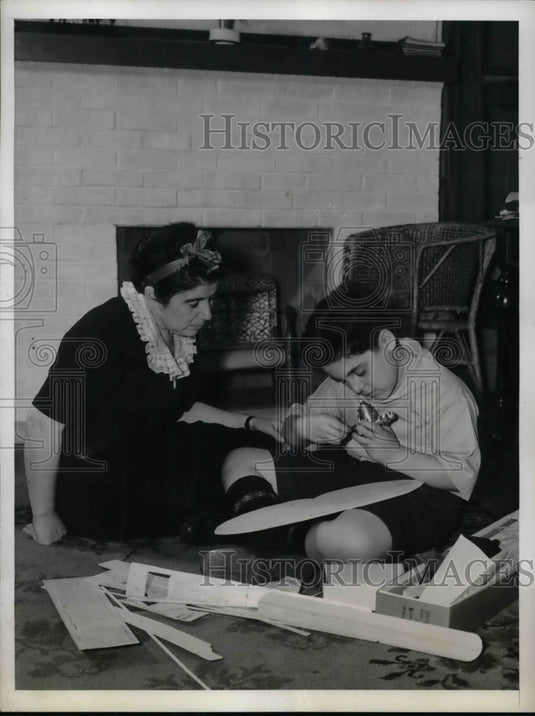 1941 Press Photo Kenneth Wolf working with his mother in rec room - nea60442-Historic Images