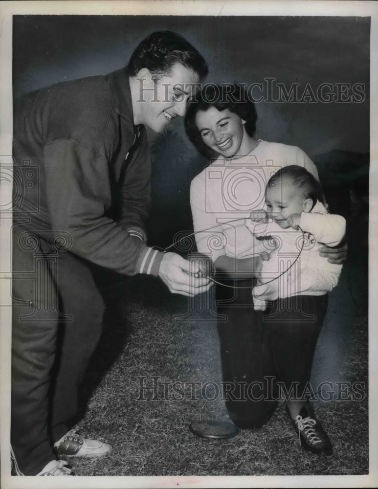 1960 Press Photo World Hammer Throwing Champ Harold Connolly &amp; His Wife &amp; Son-Historic Images