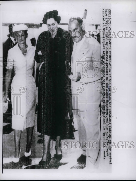 1957 Press Photo Widow of the Ga Khan frainted on arrival Aples Maritmes - Historic Images