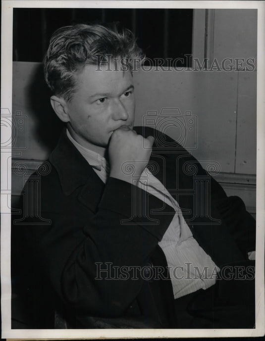 1942 Press Photo Walter W. Woodward Holding girl attack Suspect - nea60485 - Historic Images