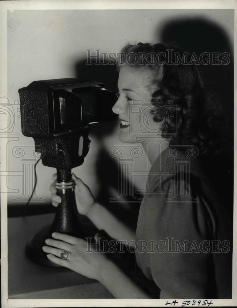 1939 Press Photo Sally Wadsworth With Adaptometer - nea60499 - Historic Images