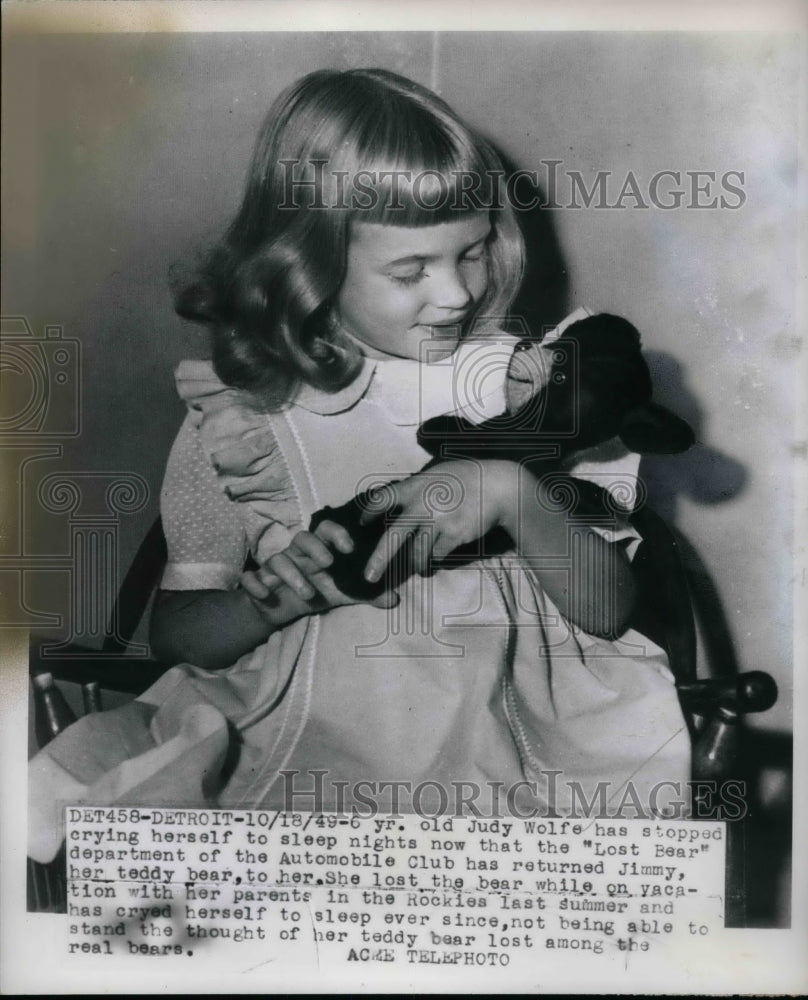 1949 Judy Wolfe after reuniting with her lost teddy bear. - Historic Images