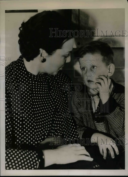 1936 James Walker Age 6 & Deputy Sheriff Bess Bailey  - Historic Images