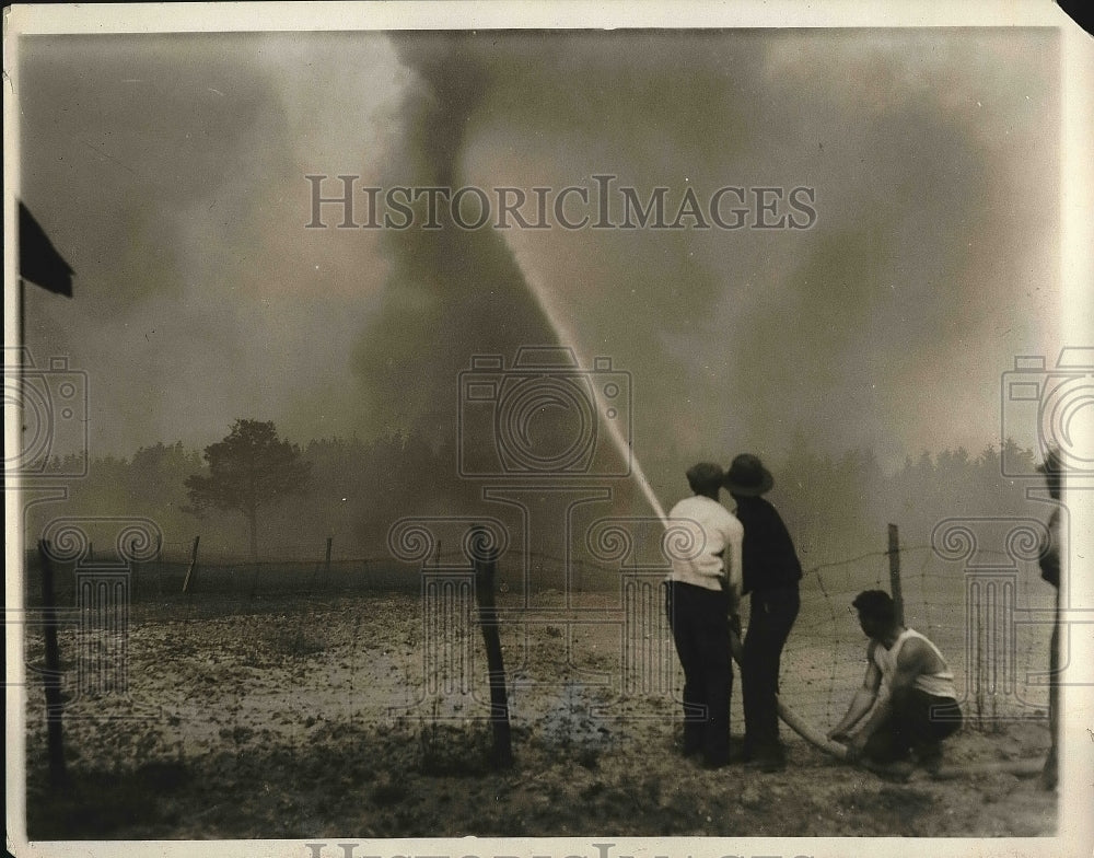 1930 Press Photo Volunteer Firemen Aiding Firefighters In New Jersey Brush Fire - Historic Images