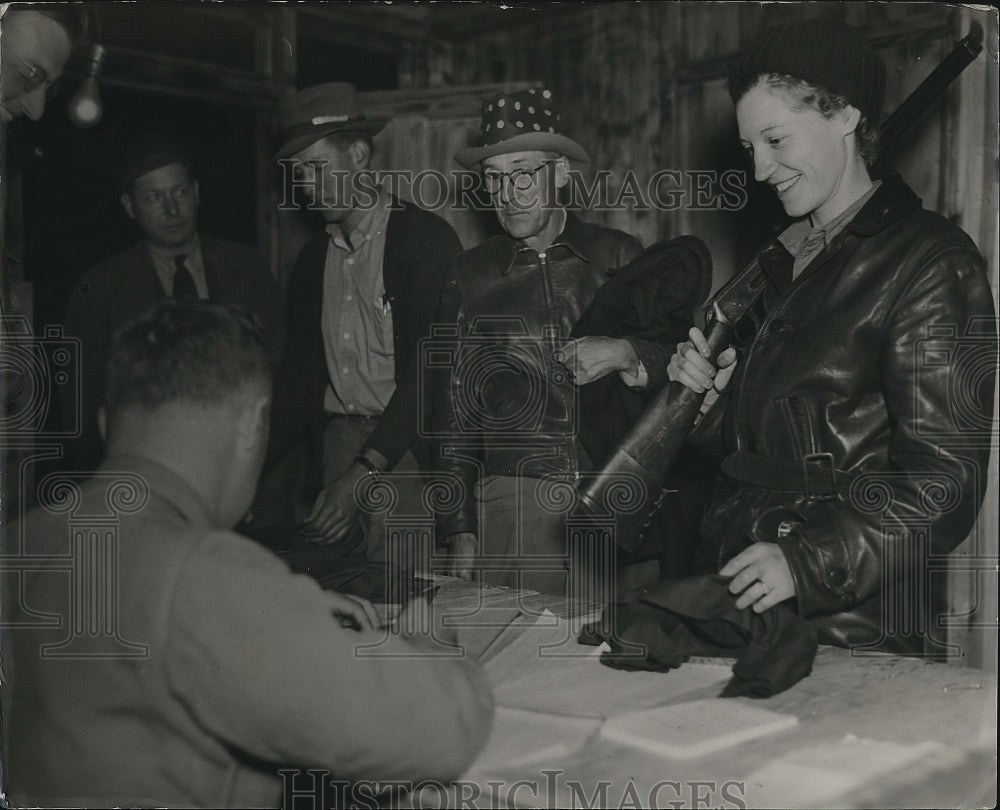 1938 Press Photo hunters signing up for public game hunt, Pisgah Nat&#39;l Forest-Historic Images