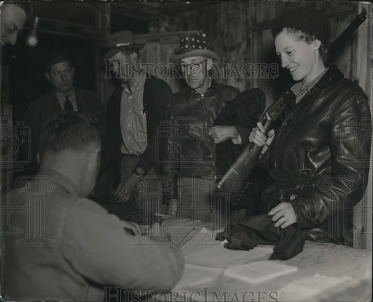 1938 Press Photo hunters signing up for public game hunt, Pisgah Nat'l Forest-Historic Images
