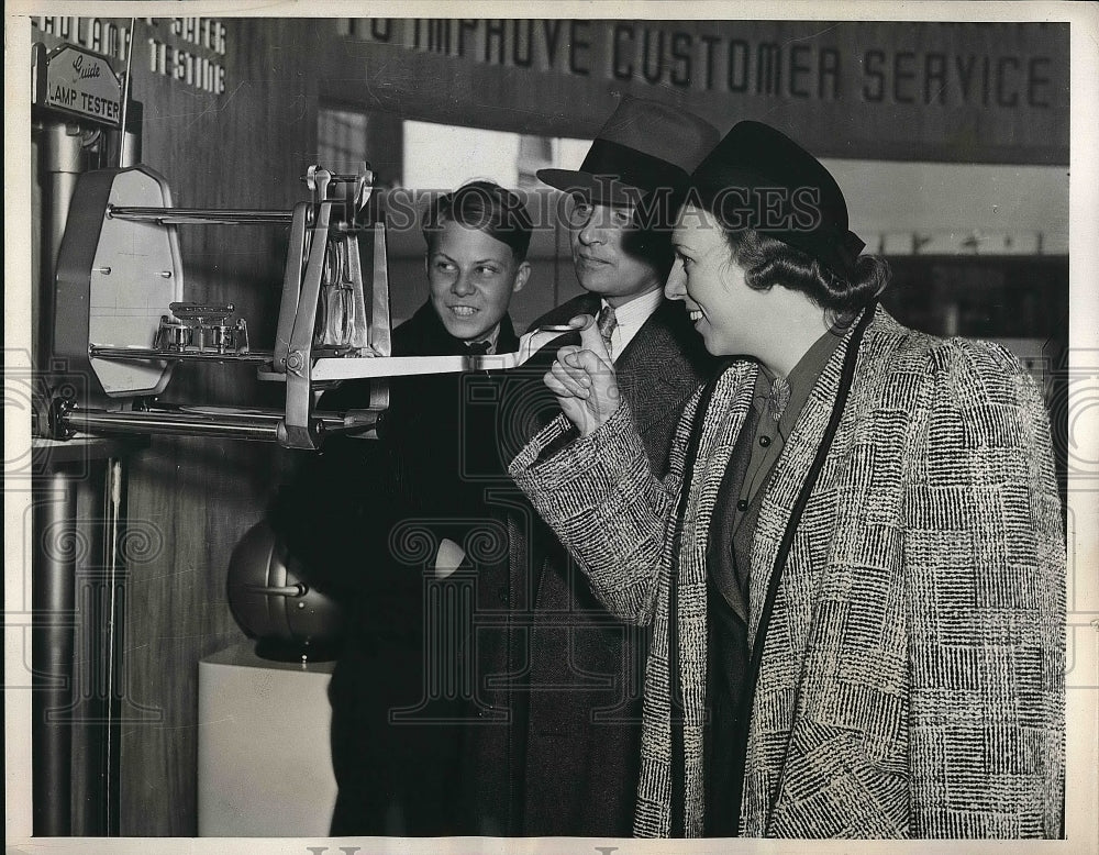 1939 Visitors For Gadgets At New York&#39;s General Motors Building - Historic Images