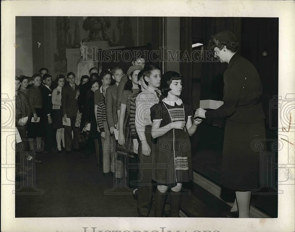 1942 Mrs Theodore Willis President of Garden Center & Students - Historic Images