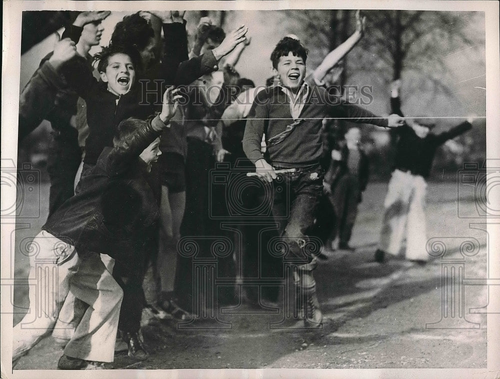 1935 Press Photo Richard Merz Carrying Baton Across Finish Line - Historic Images