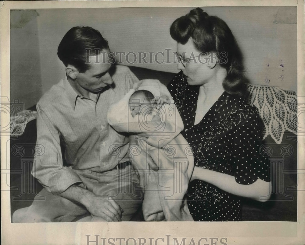 1946 Press Photo Mr &amp; Mrs Martin Shell With Infant Son Larry - Historic Images