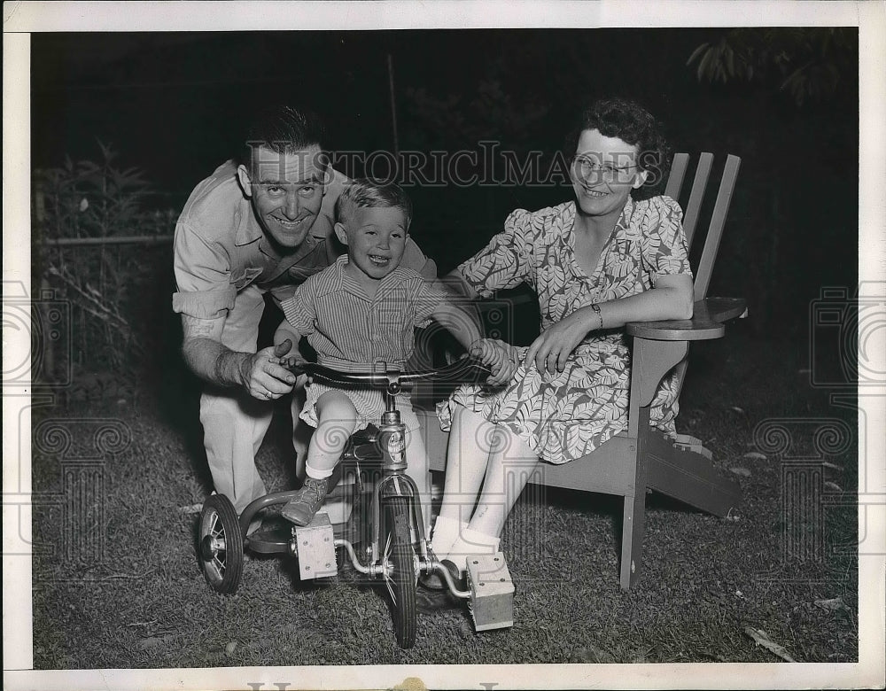 1947 Press Photo Eric Sutton and his new foster parents MrMrs Eric Ingleton - Historic Images