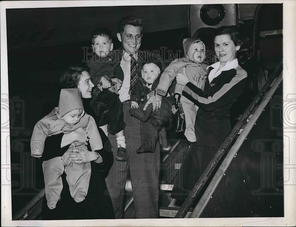 1947 Rev. and Mrs. William Spofford and children arrive in Detroit - Historic Images