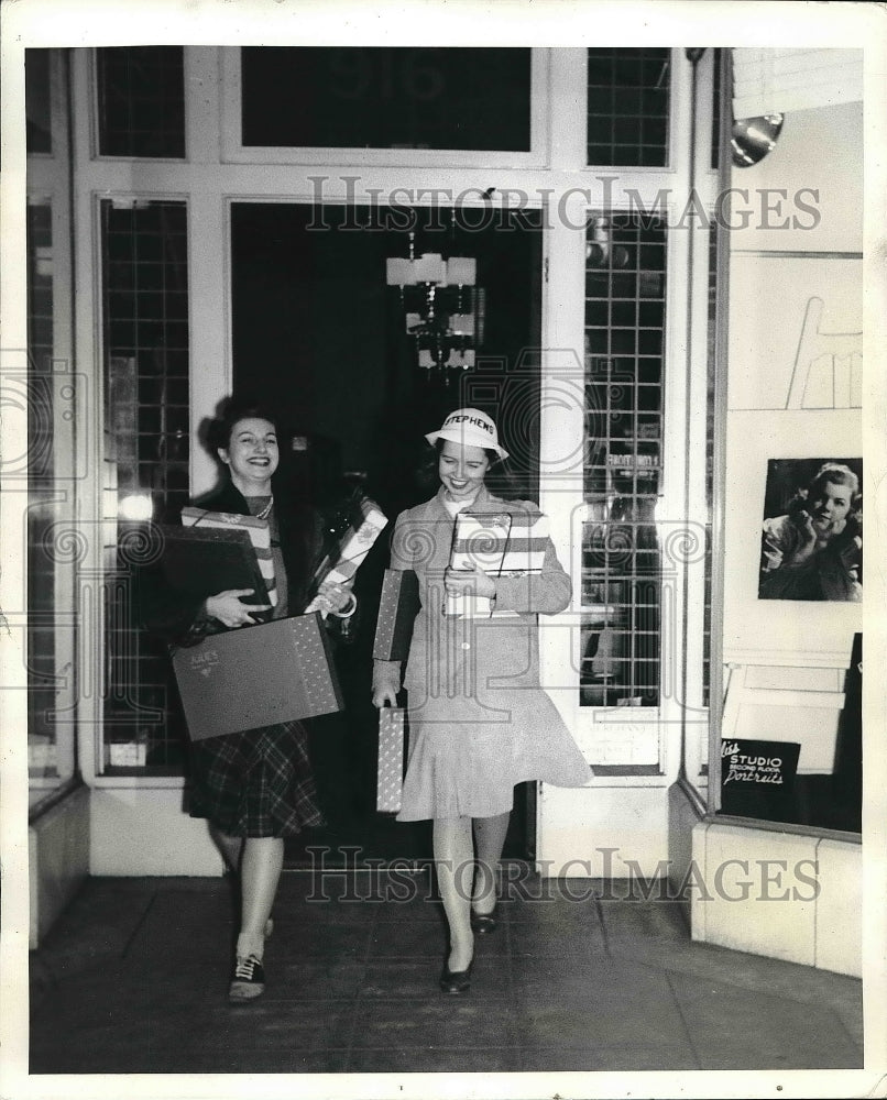 1941 Press Photo Virgina Scheer and Louise Cempo after shopping. - nea60733 - Historic Images