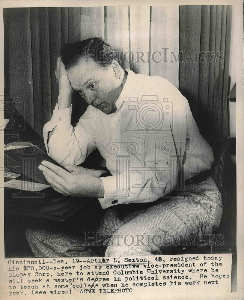 1947 Press Photo Arthur Sexton after resigning from his job to attend college. - Historic Images