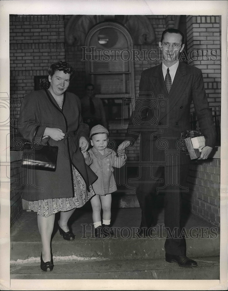 1947 Press Photo Mr. &amp; Mrs. Frank Seymour &amp; Son Kenneth Seymour In New York - Historic Images