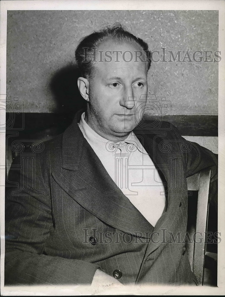 1947 Press Photo Jerome Schmotzer At Police Headquarters In Chicago Illinois - Historic Images