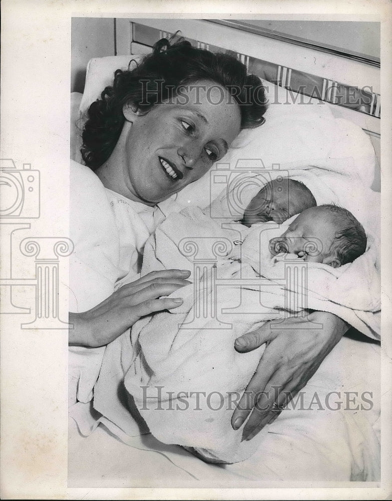 1948 Press Photo Mrs. Charles Summers In Hospital Bed With Set Of Twins - Historic Images