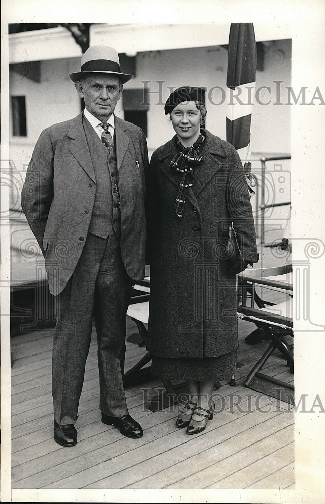 1934 Miss Elizabeth Swift and her uncle Joseph Stewart  - Historic Images