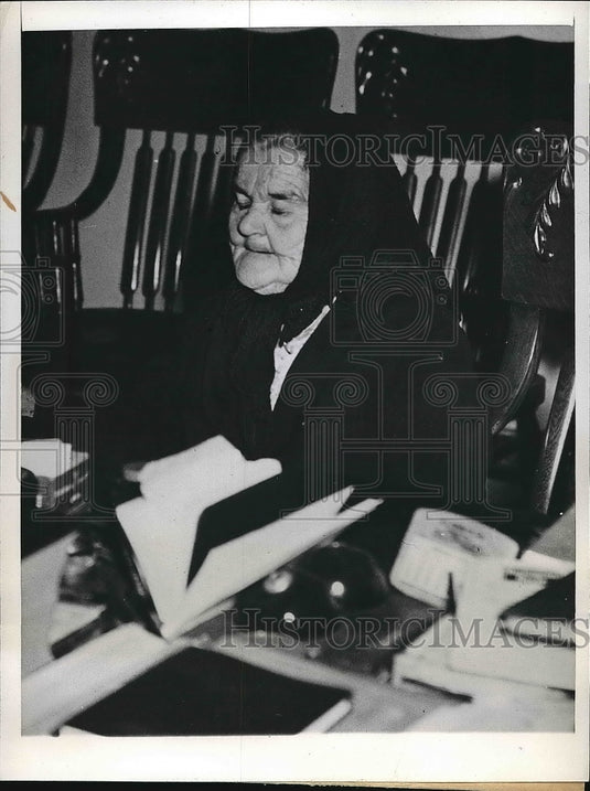 1948 Press Photo Mrs. Elizabeth Shedecker 80th birthday in jail Assault - Historic Images