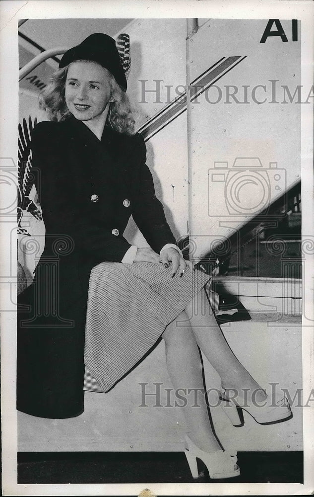1947 German Soprano Helen Steinbrecher Arriving At LaGuardia Field - Historic Images